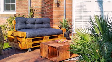 How to create an outdoor living room with pallet furniture | WAGNER ...