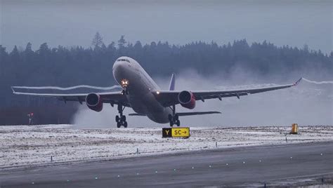 Gorgeous Footage Of Planes Taking Off And Landing In Slow Motion - TVovermind