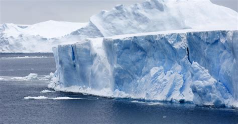 The largest iceberg in the world just broke off from Antarctica - CBS News