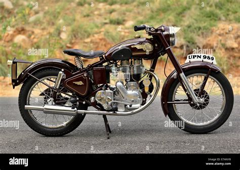 Royal Enfield Bullet 350 cc G2 1954 in England in Indien gemacht Stockfoto, Bild: 73380812 - Alamy