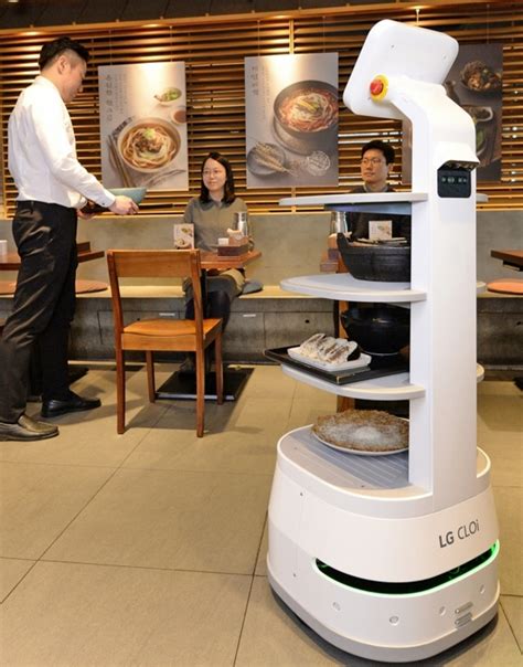 LG robotic waiter serves food in Seoul restaurant - Inside Retail Asia