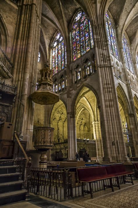 Interior de la Catedral de León - La Catedral de León es un templo de culto católico, sede ...