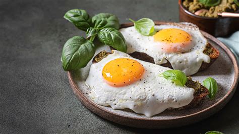 The Hack To Guarantee A Runny Egg Yolk Is More Obvious Than You Think