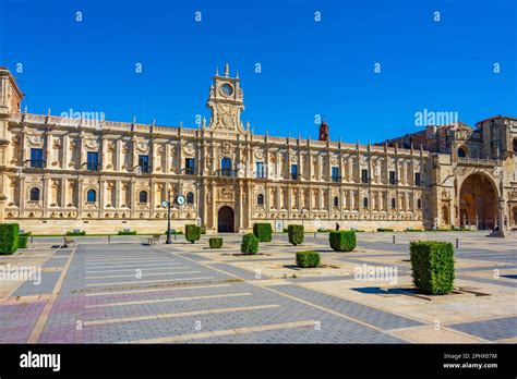 Parador de Leon building in Spanish town Leon Stock Photo - Alamy