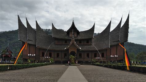 Rumah Gadang: Asal-usul & Sejarah Rumah Adat Minangkabau