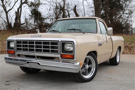 Here's Why The Dodge D-series And First-Gen Dakota Make Great Gen III Hemi-Powered Muscle Trucks ...