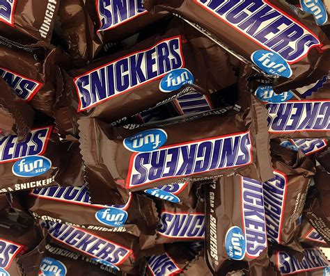 Snickers Fun Size Chocolate Caramel Candy Bars, Treat Size Bulk Pack (Pack of 2 Pounds ...