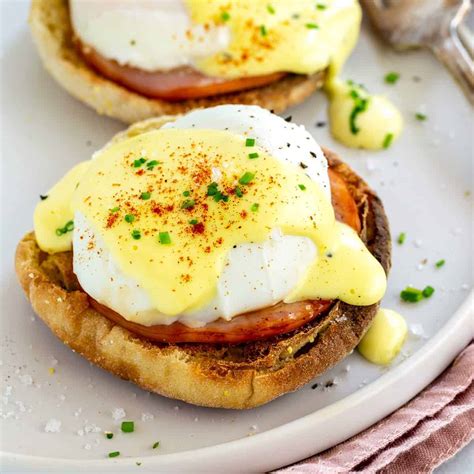 How to Make Eggs Benedict (VIDEO) - Jessica Gavin