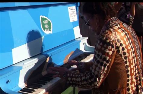 Aerosmith's Steven Tyler plays public piano in Kelowna | Vancouver Sun