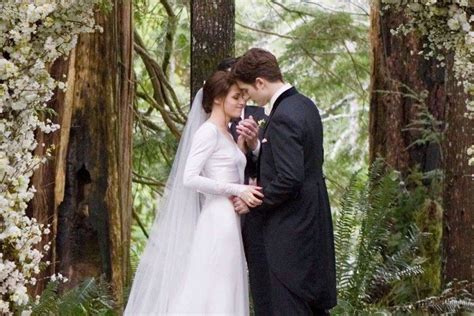 Bella Wedding Dress Bella Swan Twilight Breaking Down The Stunning Gown Court Train Real Sample ...