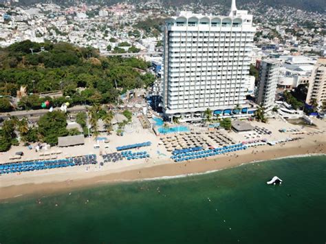 Aerial View of Acapulco Beach Overlooking the Krystal Hotel Stock Photo ...