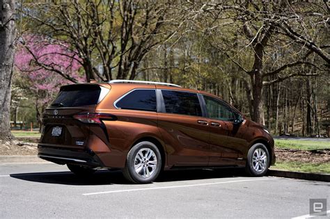 Toyota's 2021 Sienna hybrid proves minivans can be fun, not just ...