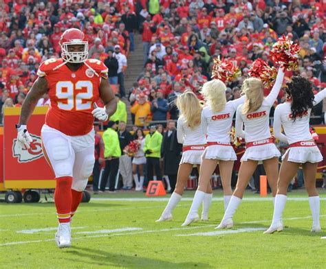 Dontari Poe throws jump pass touchdown to Demetrius Harris (Video)