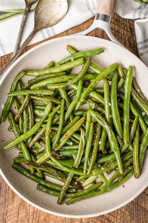 Skillet Garlic Green Beans - Quick and Easy Side Dish Recipe!