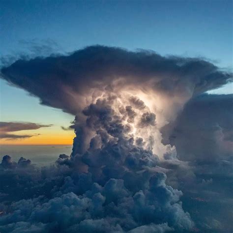 (4) Lightning bolts from the huge cumulonimbus, photographed by pilot ...