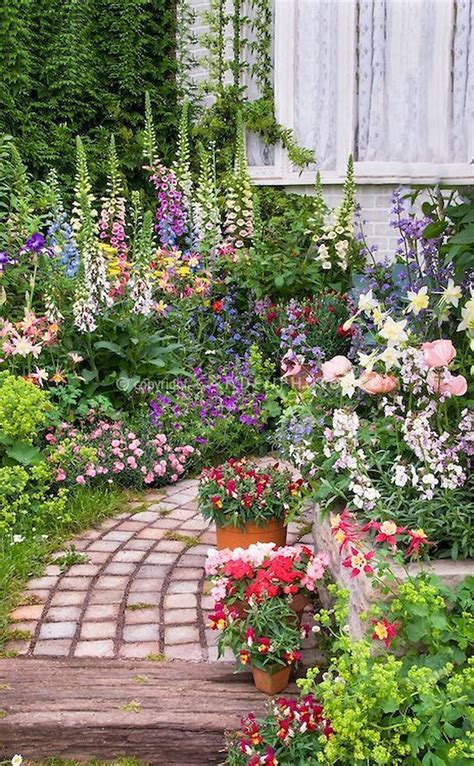 32 Lovely Flower Garden Design Ideas To Beautify Your Outdoor - HOMYHOMEE