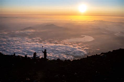 Sunrise above the clouds: Mount Fuji once again mesmerizes hikers | Daily Sabah