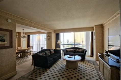 Luxor Hotel Tower Premier Two Bedroom Suite | www.resnooze.com