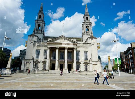 Leeds Civic Hall, Leeds, Yorkshire, UK. Millennium square, Leeds Stock Photo - Alamy