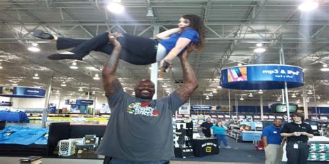 Shaq holding a retail employee : ShaqHoldingThings