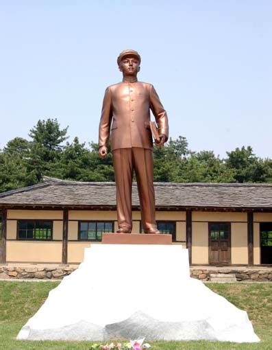 Kim Il Sung Statue - Pyongyang