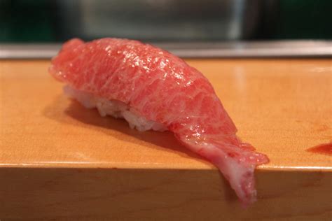 Ootoro Sushi (Fattest Tuna Belly) From Sushi Dai in Tsukiji, Tokyo [OC] [1024 x 683] : r/sushi