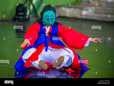 Actor performing the traditinal Korean Maskdance at Andong South Korea Stock Photo - Alamy