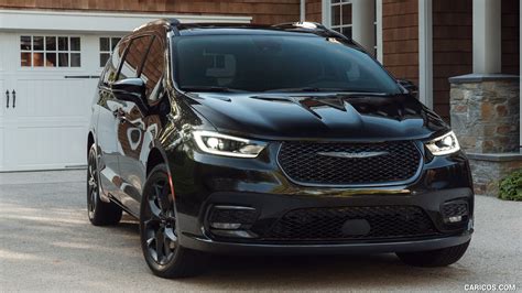 2021 Chrysler Pacifica Limited S AWD - Front Three-Quarter | Caricos