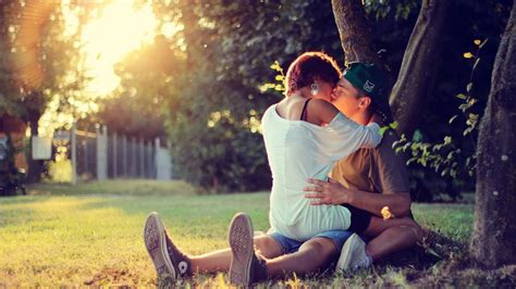 Kissing Couple Wallpapers, Pictures, Images