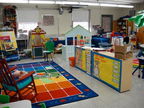 i like the displays on the back of the shelves | Prek classroom ...