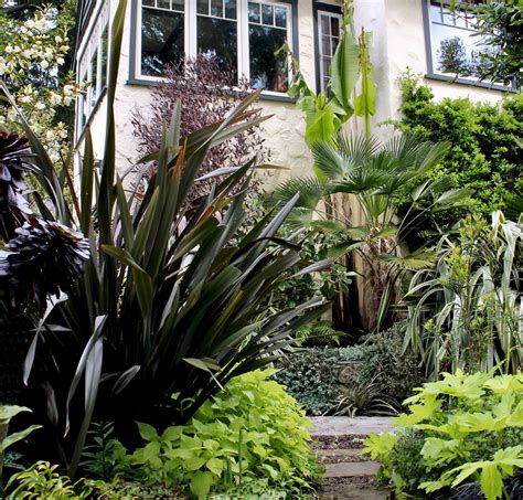 The New Canadian Garden: Tropical Plants in British Columbia - Gardenista