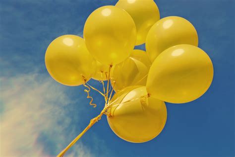 Yellow balloons aesthetic | 배경, 사진, 빛