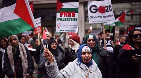 Hundreds of thousands of pro-Palestine protesters rally in London