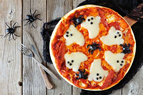 Halloween pizza | Baking Recipes | GoodtoKnow