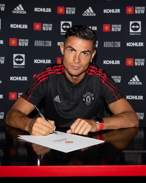 Manchester United release official photos of Cristiano Ronaldo's signing