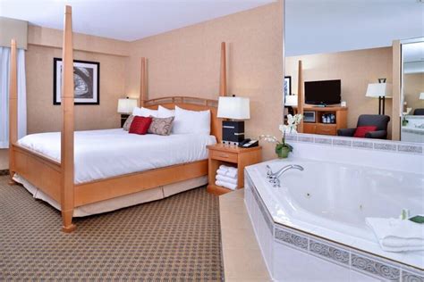 Jacuzzi Hotel Room in Abbotsford | Best Western Plus Regency