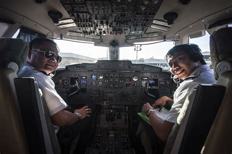 How to Visit the Cockpit of an Airliner: 5 Steps (with Pictures)