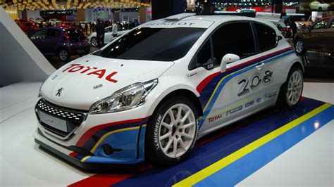 Peugeot 208 TYPE R5 rally car powers into Paris