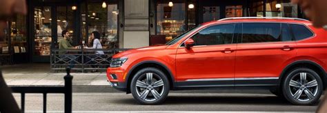 What colors does the 2018 Volkswagen Tiguan come in?