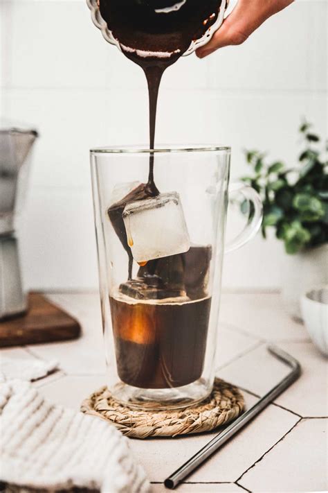 Easy 5-minutes Iced Mocha Latte Recipe - Sweetly Cakes