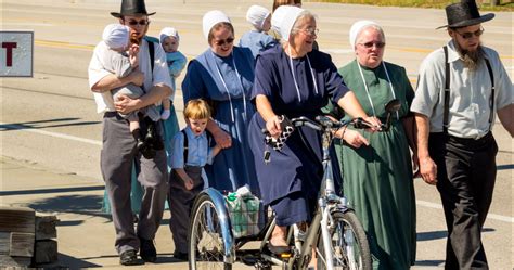 3 Differences Between Amish and Mennonite Clothing - Plainly Dressed