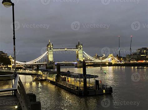 Tower Bridge in London at night 20878115 Stock Photo at Vecteezy