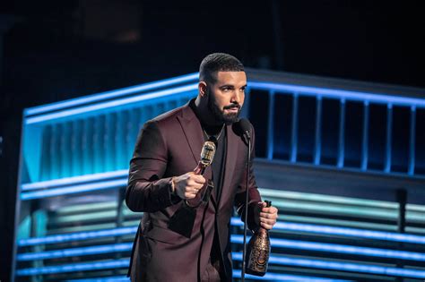 Drake shouts out Arya Stark during Billboard Music Awards speech