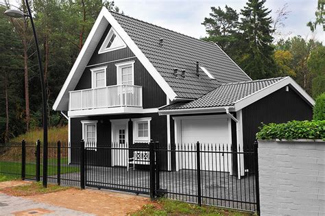 11 Appealing House Colors with a Black Roof - Homenish