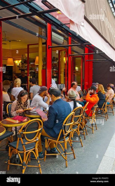 Le comptoir paris hi-res stock photography and images - Alamy