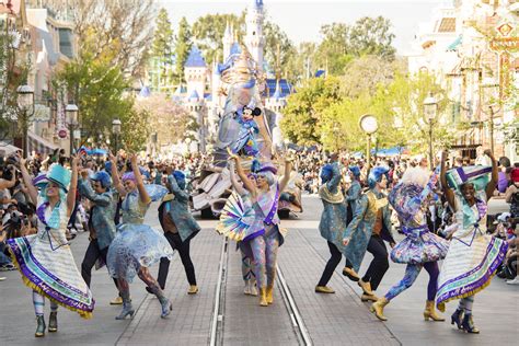 Disneyland Parades Guide 2023: Current Parades, How to Get the Best Spot