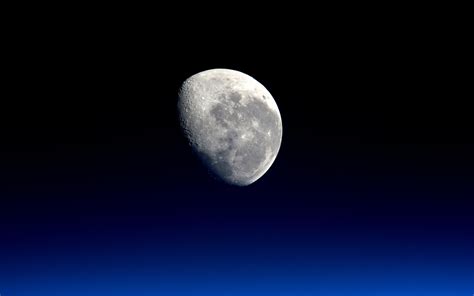 Download wallpaper: Our natural satellite: The Moon 1440x900