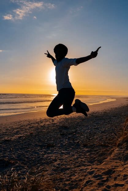 Free Photo | Full shot silhouette jumping at sunset