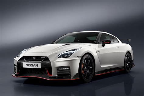 Nissan Unveils 2017 GT-R Nismo At Nurburgring, Comes With 600 HP ...