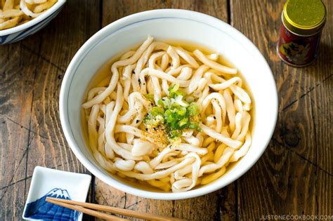 Udon Noodle Soup (Kake Udon) ????? - Japan Travel